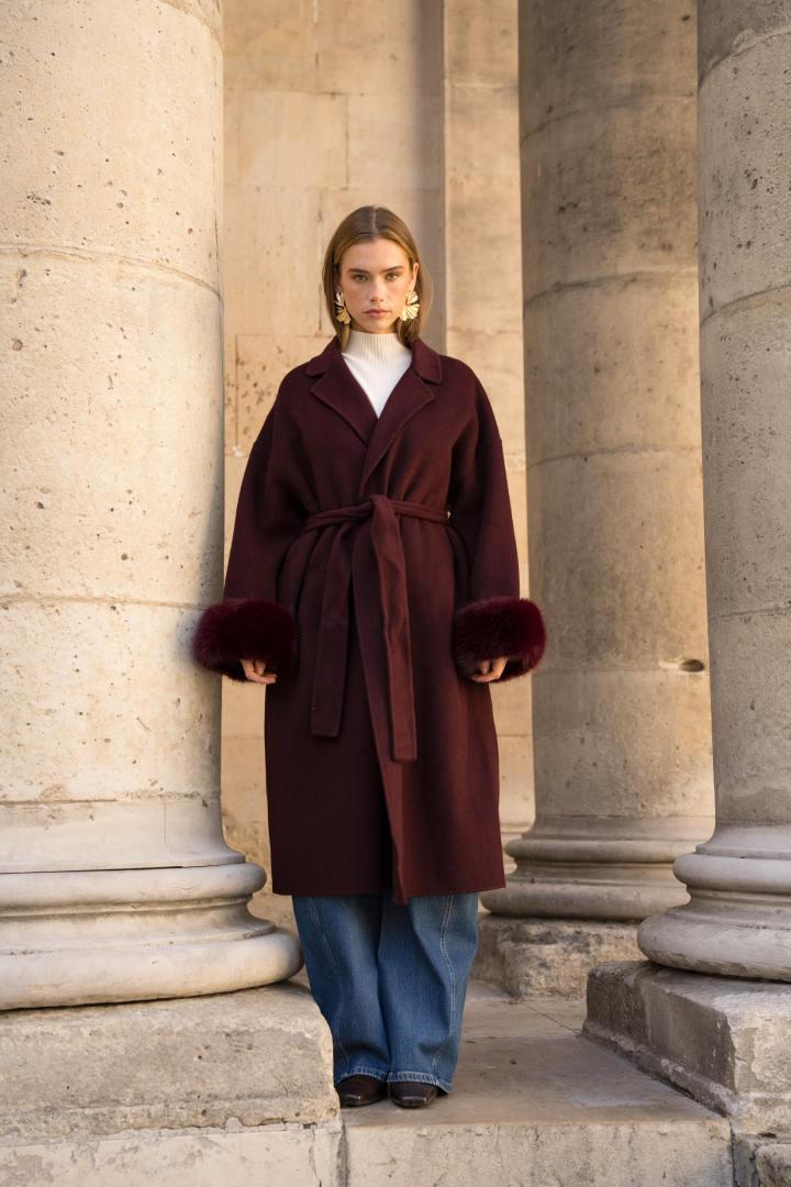 Manteau ceinturé Bordeaux à manchettes fourrure