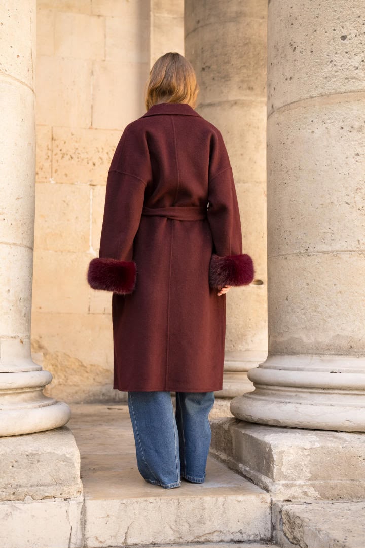 Manteau ceinturé Bordeaux à manchettes fourrure