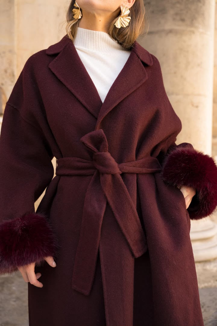 Manteau ceinturé Bordeaux à manchettes fourrure