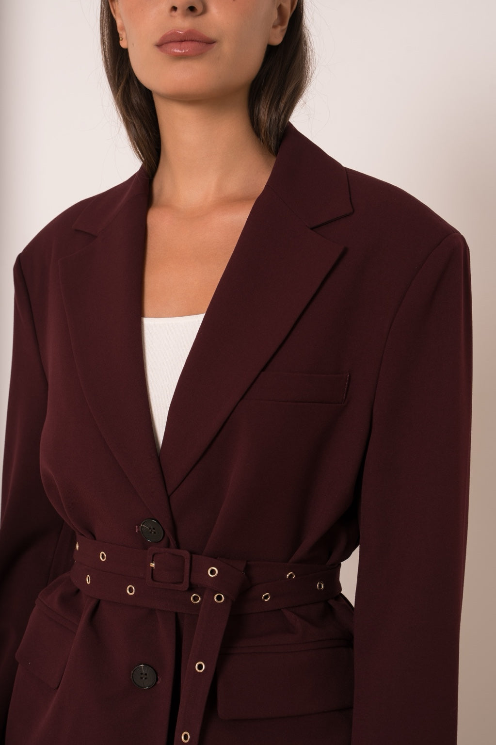 Blazer bordeaux ceinturé - détail col et ceinture