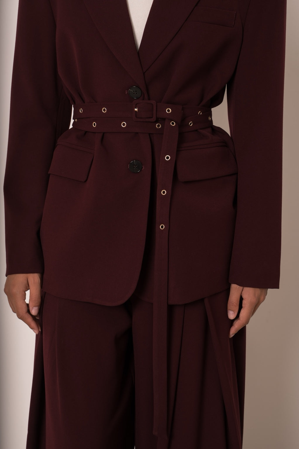 Blazer bordeaux ceinturé - détail ceinture