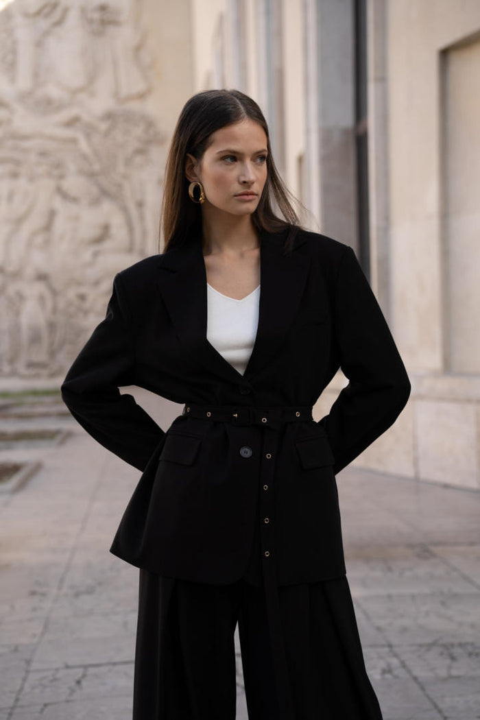 Blazer noir ceinturé à œillets