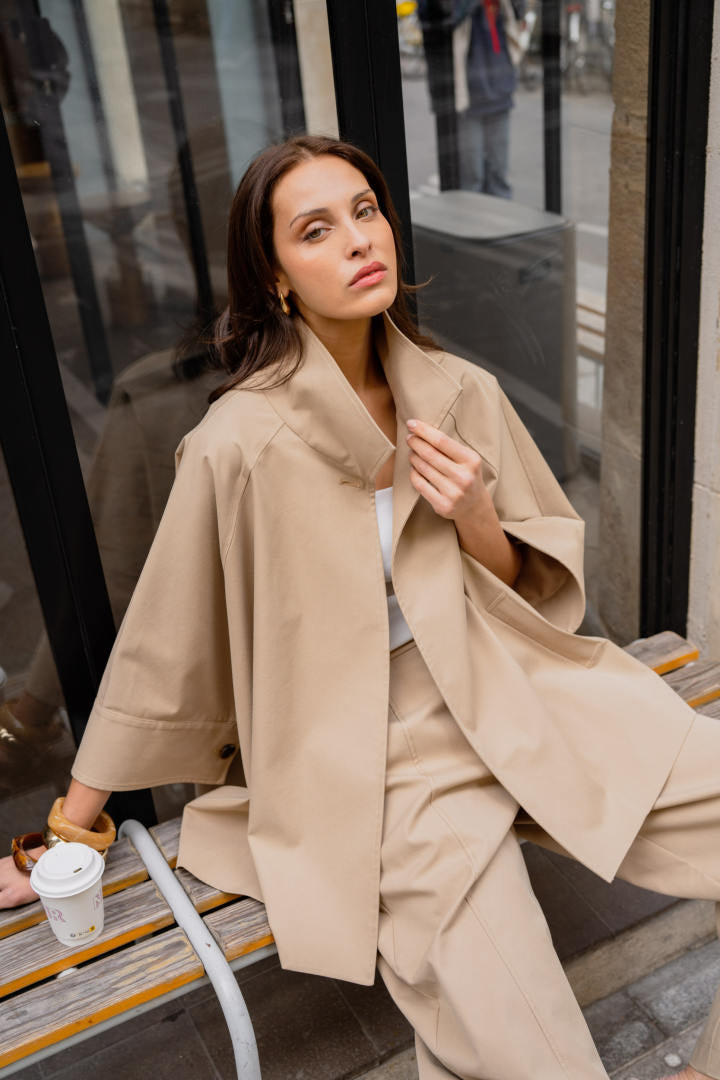 Cape beige femme à col montant - vue portée