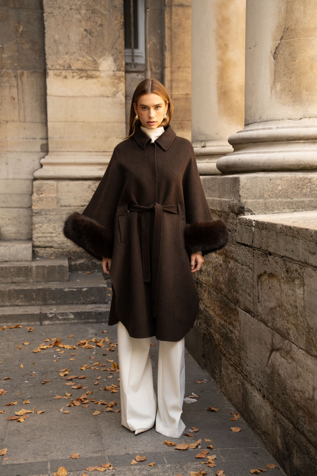 Manteau cape en laine chocolat ceinturé - vue de face