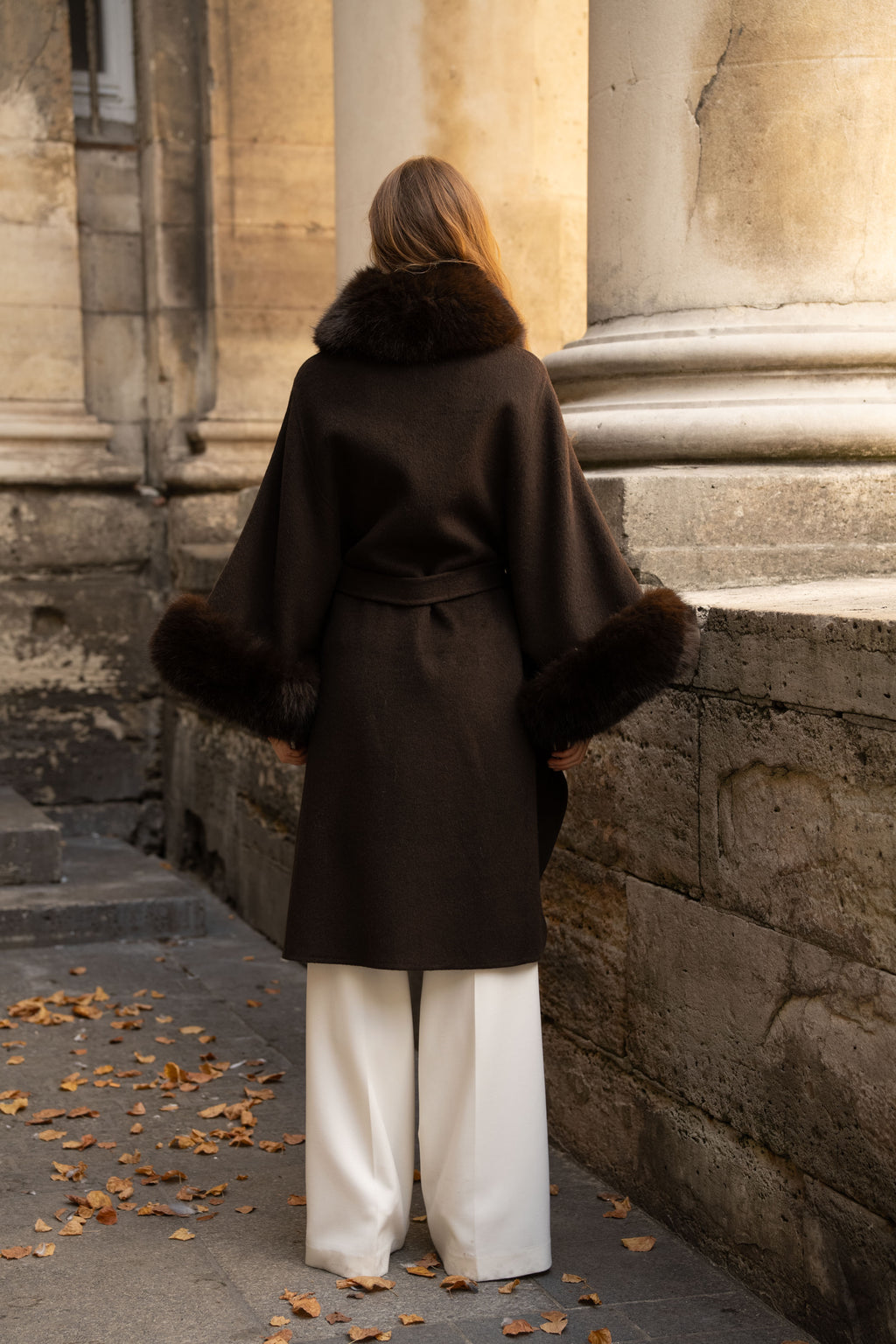 Manteau cape en laine chocolat - vue de dos