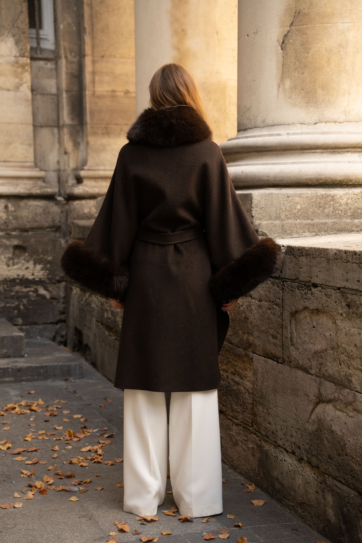 Manteau cape en laine chocolat - vue de dos