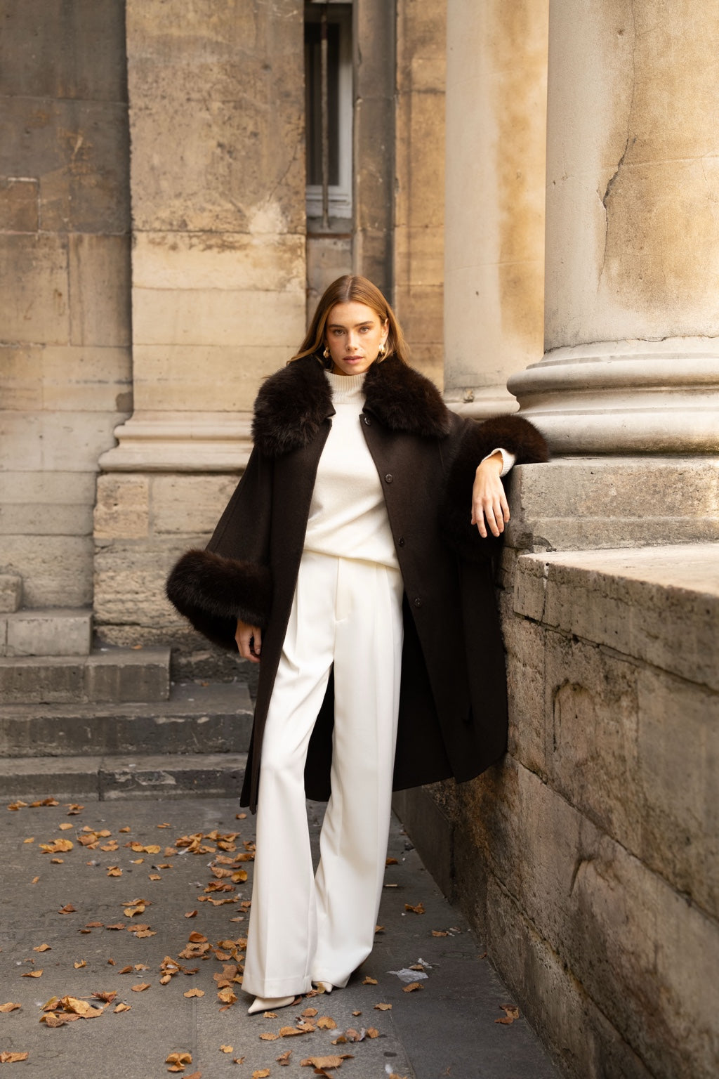 Manteau cape en laine chocolat porté ouvert