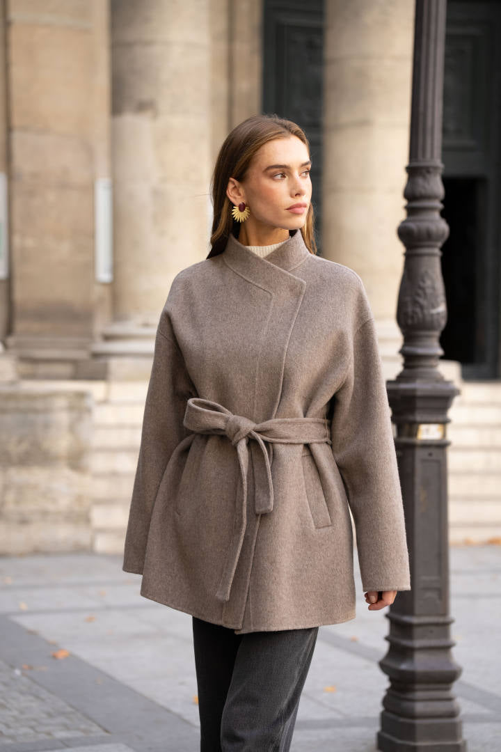 Manteau en laine taupe ceinturé - vue de face