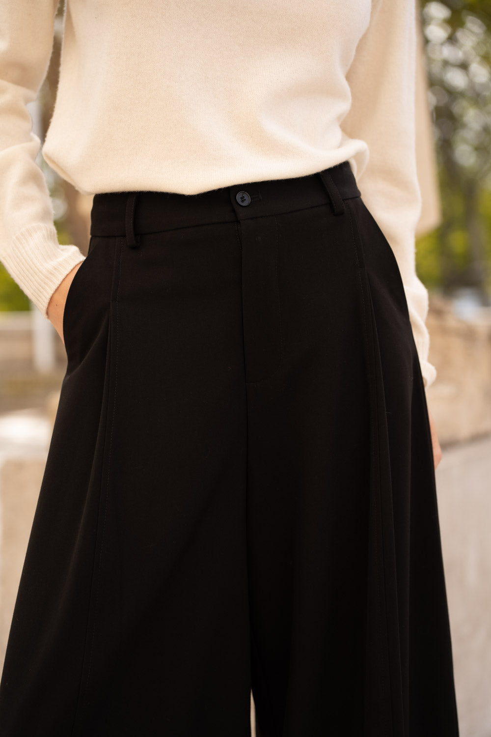 Pantalon noir coupe large femme - détail taille et plis