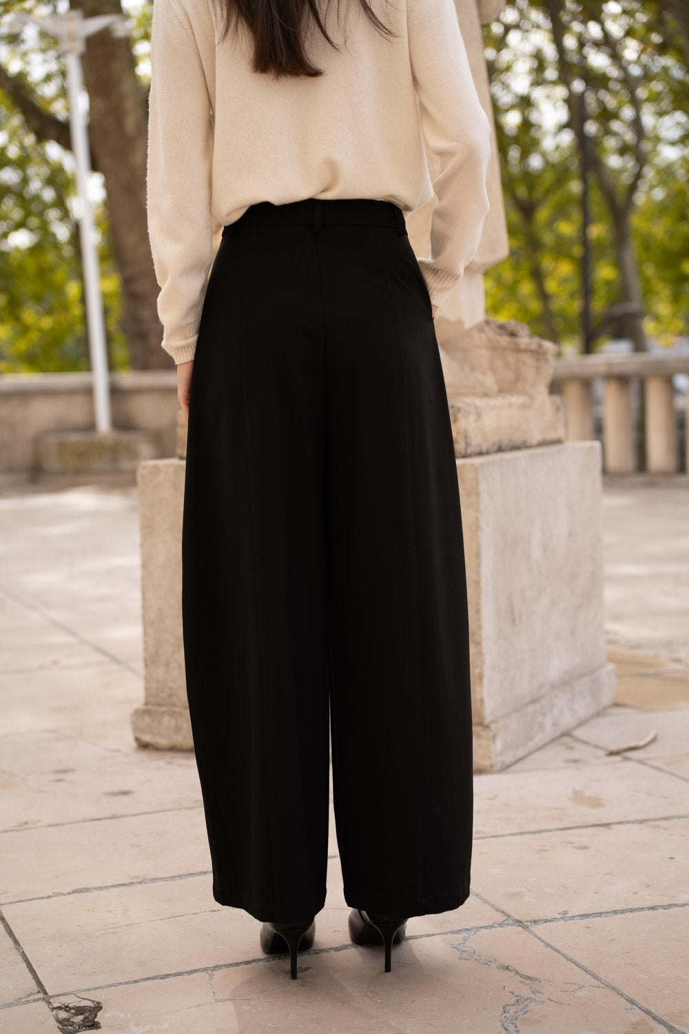 Pantalon noir coupe large femme - vue de dos