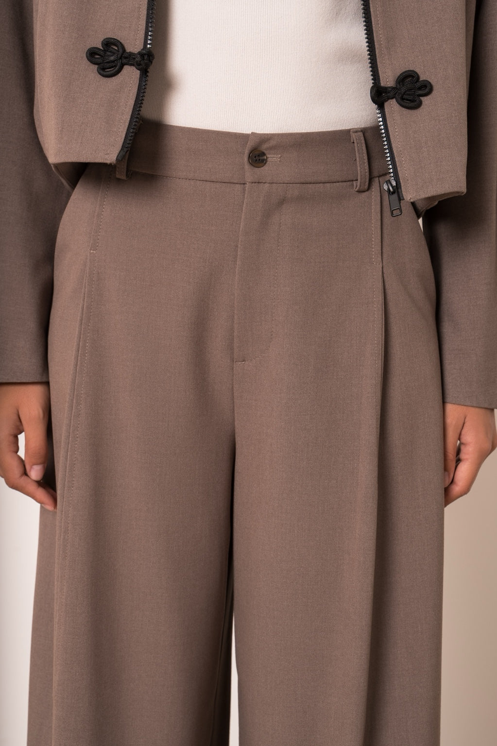 Pantalon taupe large femme - détail taille et plis