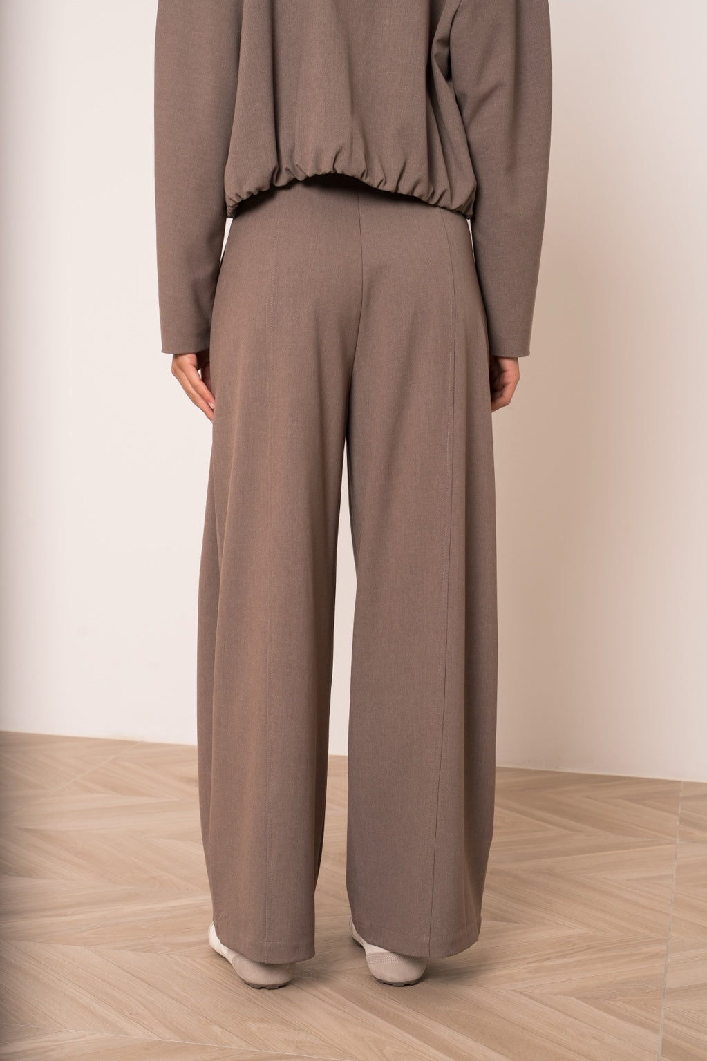 Pantalon taupe large femme - vue de dos