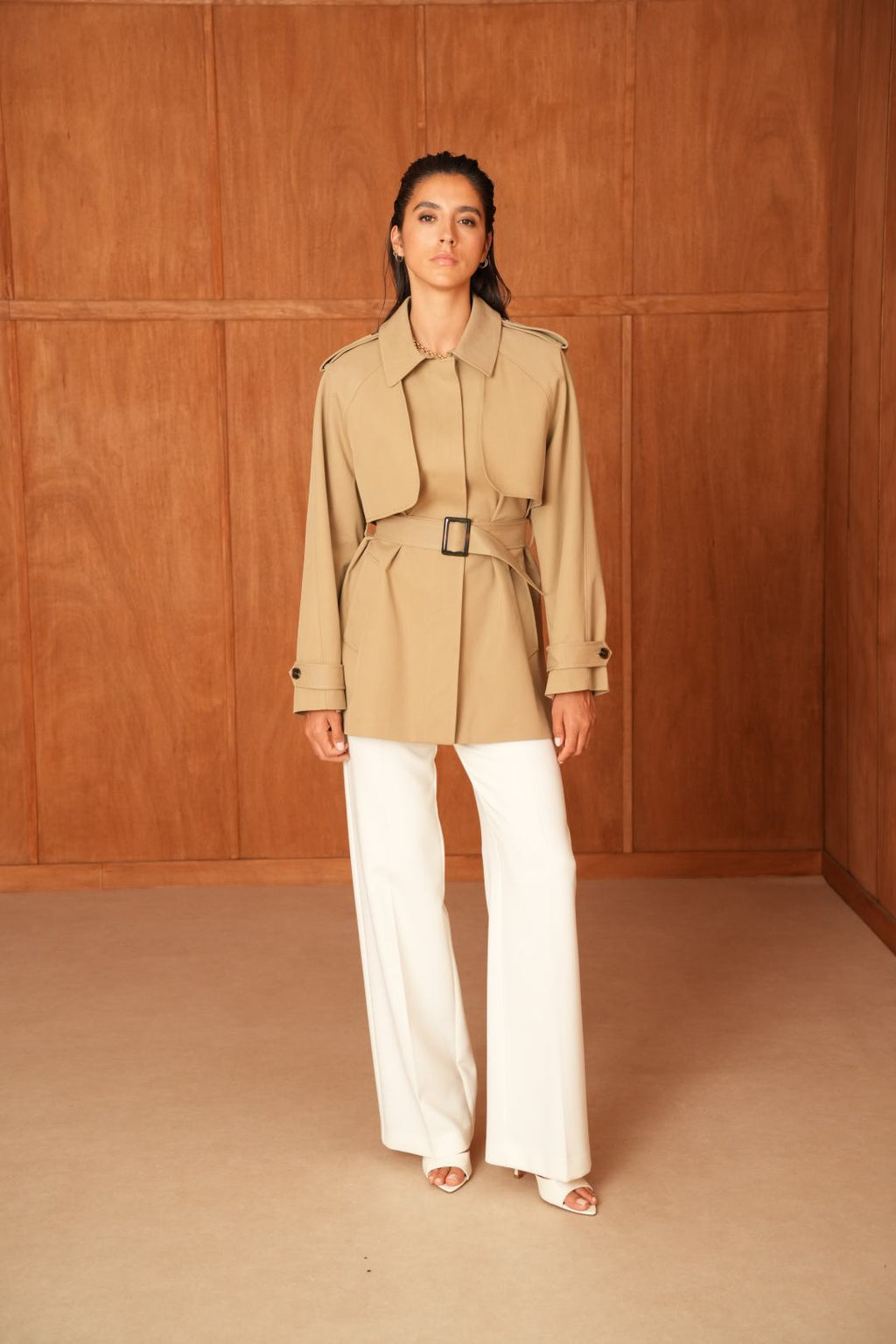 Trench court camel porté en silhouette complète