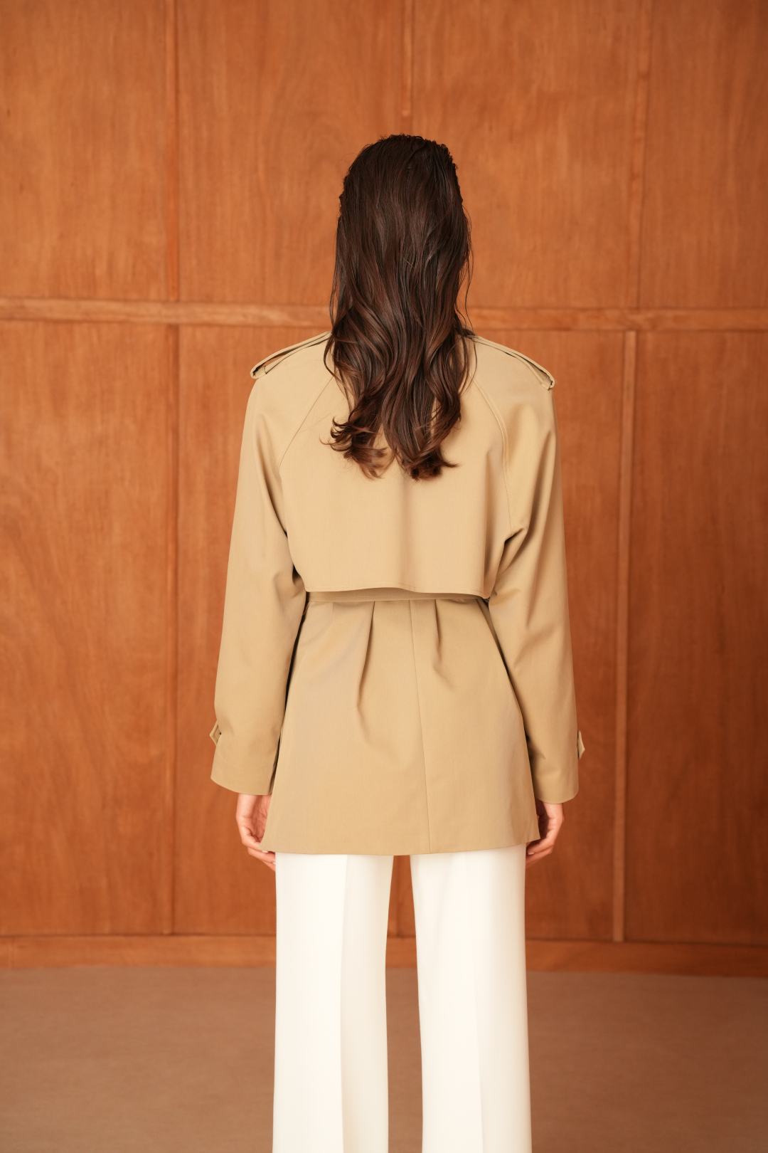 Trench court ceinturé camel vu de dos