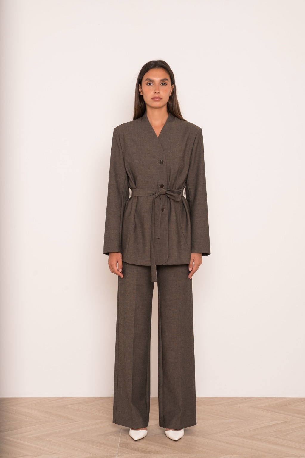 Veste blazer chocolat ceinturée - silhouette complète