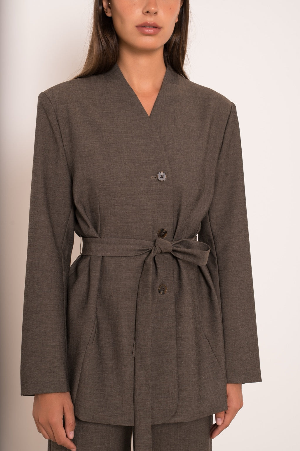 Veste blazer chocolat ceinturée - détail boutonnage et ceinture