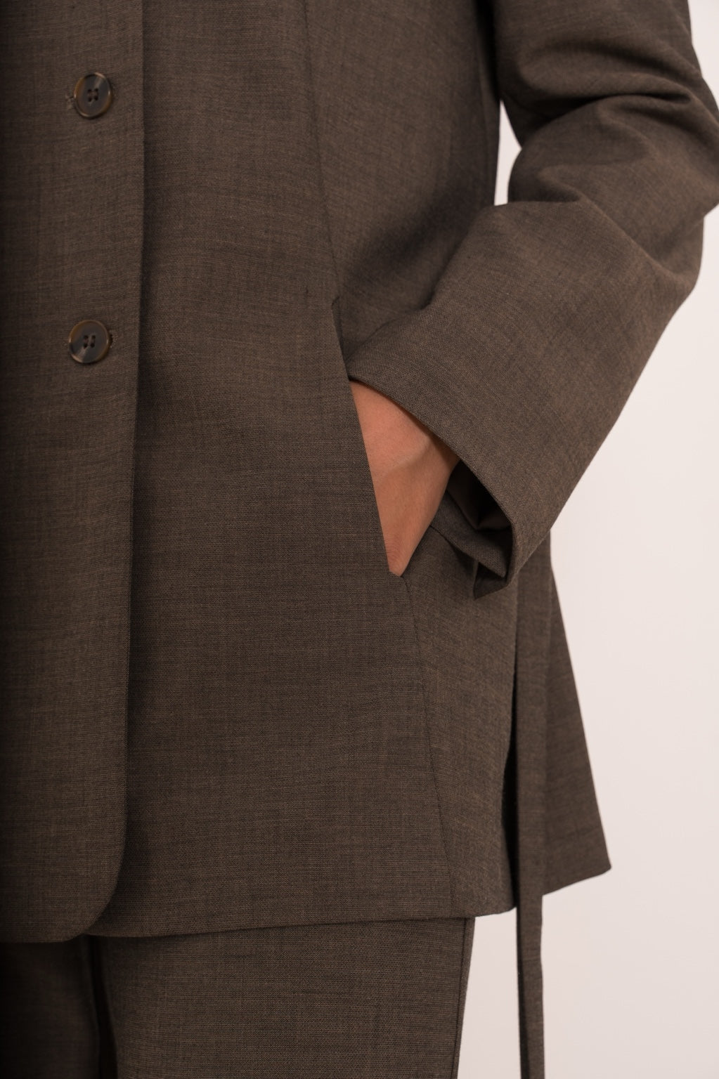 Veste blazer chocolat ceinturée - détail poche