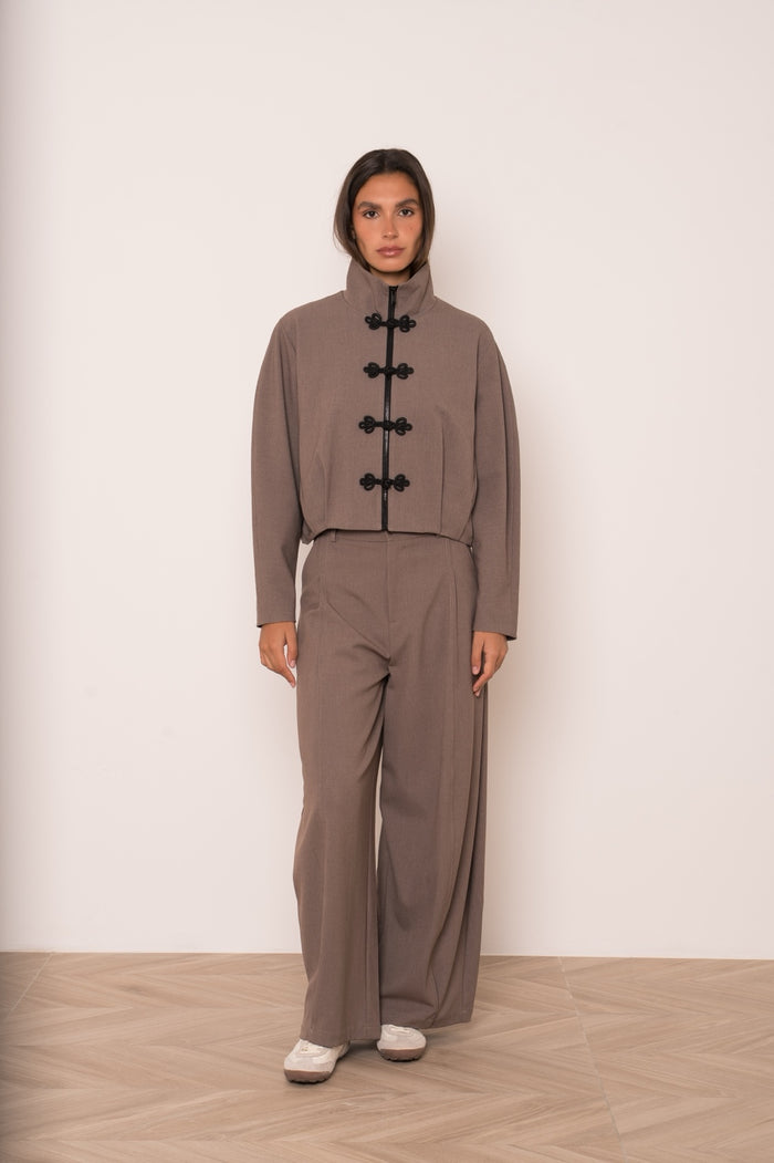 Veste courte taupe à brandebourgs