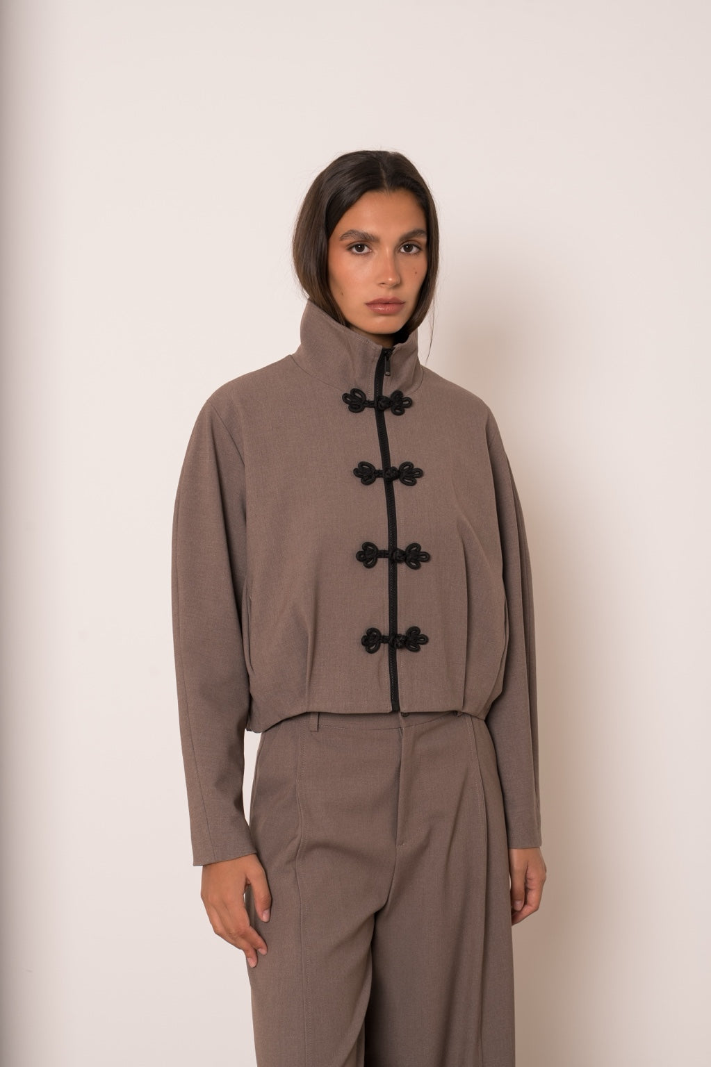 Veste courte taupe à brandebourgs - vue rapprochée