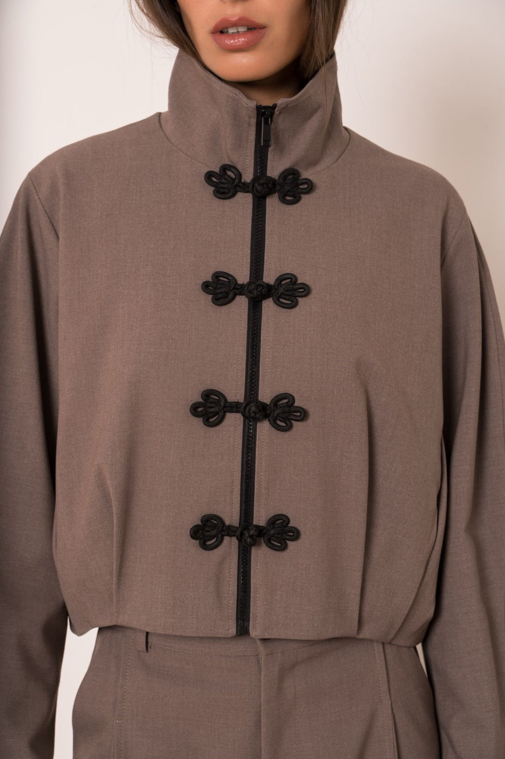 Veste courte taupe - détail des brandebourgs
