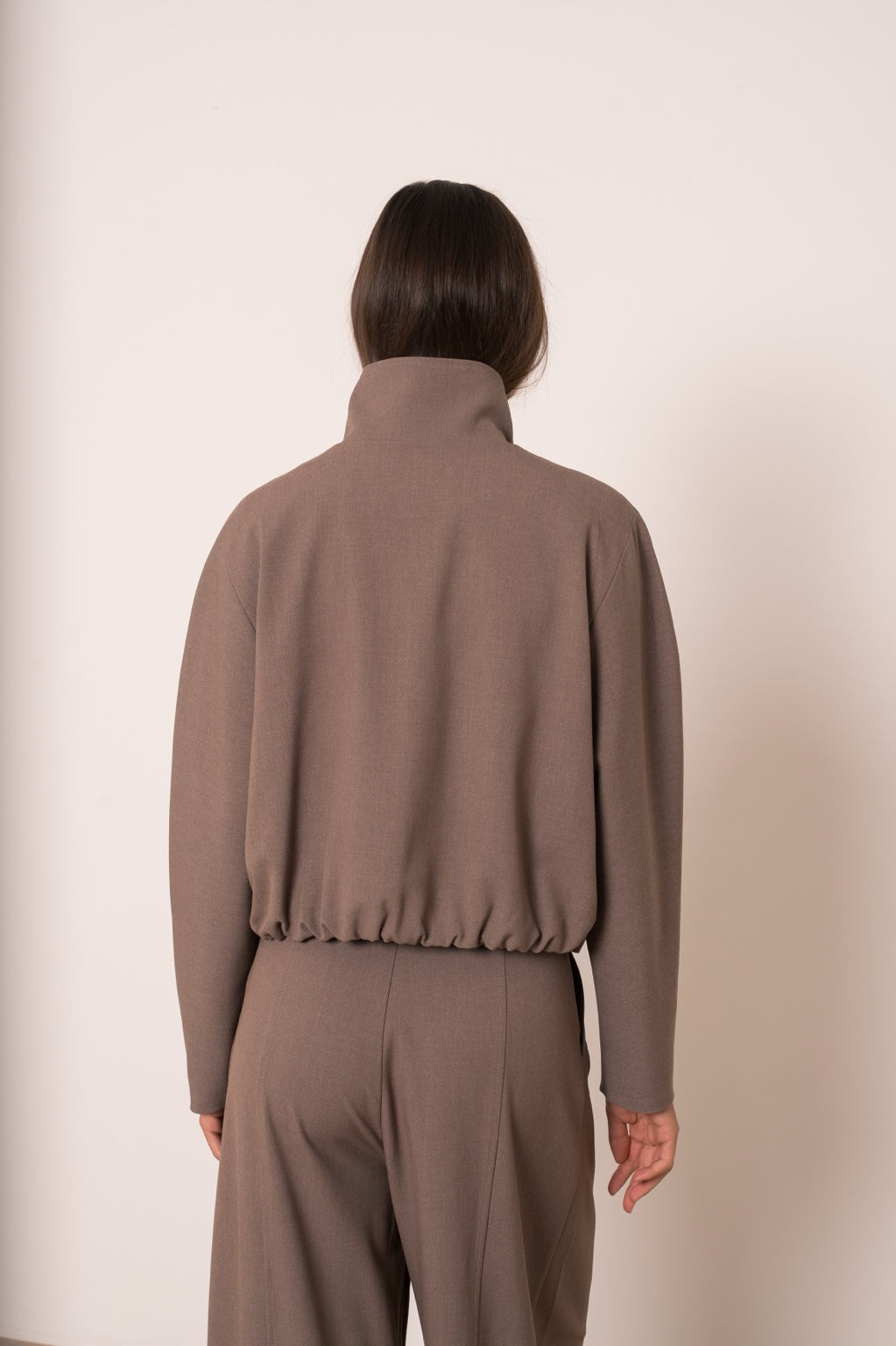 Veste courte taupe - vue de dos