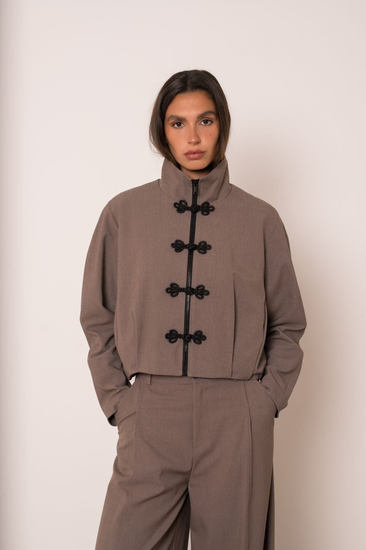 Veste courte taupe à brandebourgs portée